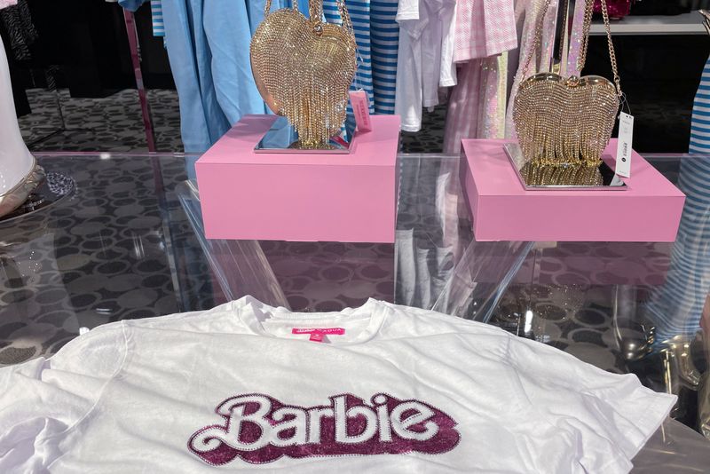 &copy; Reuters. Foto de artículos de Barbie en una tienda en Glendale, California
Jul 17, 2023. REUTERS/Lisa Richwine