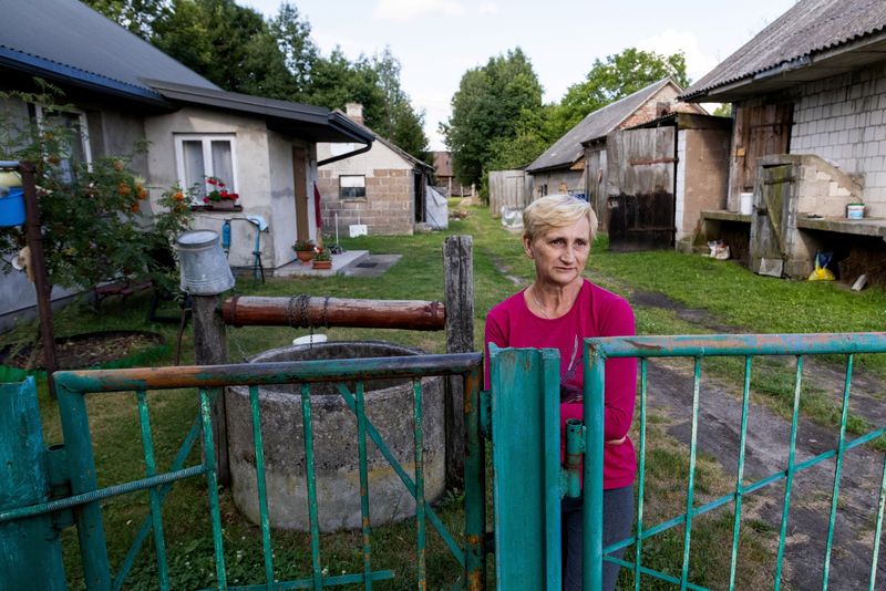 &copy; Reuters. Foto de Agata Moroz frente a su casa en la localidad polaca de Kolpin-Ogrodniki
Jul 20, 2023. REUTERS/Kuba Stezycki