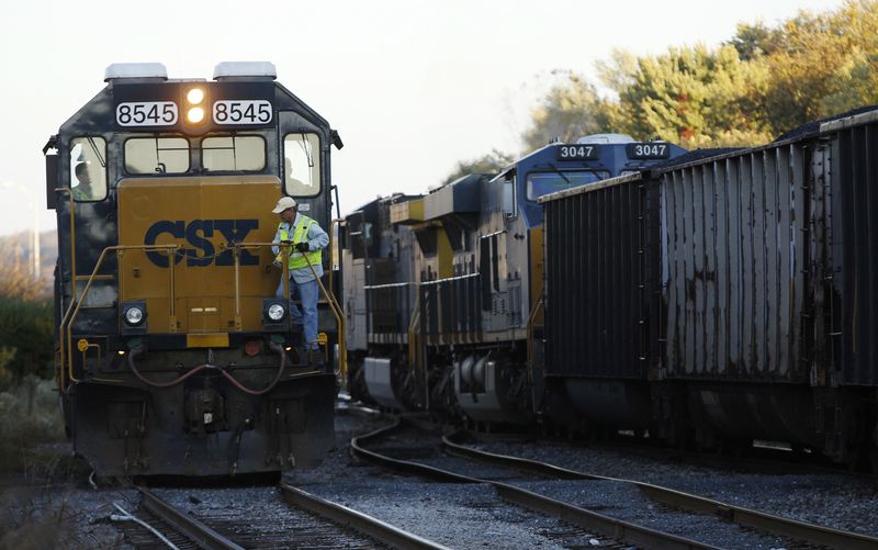 &copy; Reuters. A CSX coal train (R) moves past an idling CSX engine at the switchyard in Brunswick, Maryland October 16, 2012. REUTERS/Gary Cameron/File Photo