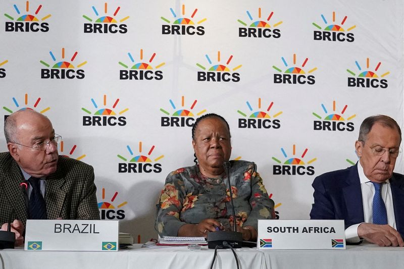 &copy; Reuters. 　７月２０日、    南アフリカ外務省高官は、新興５カ国（ＢＲＩＣＳ）加盟に興味を示している国が４０カ国以上に上ると明らかにした。写真は６月、南アフリカ・ケープタウンで行われ