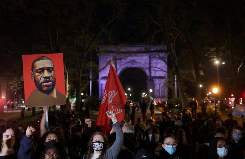 &copy; Reuters. Manifestantes fazem protesto, no Brooklyn, em Nova York, após o veredicto no julgamento do ex-policial considerado culpado pela morte de George Floyd
20/04/2021
REUTERS/Jeenah Moon