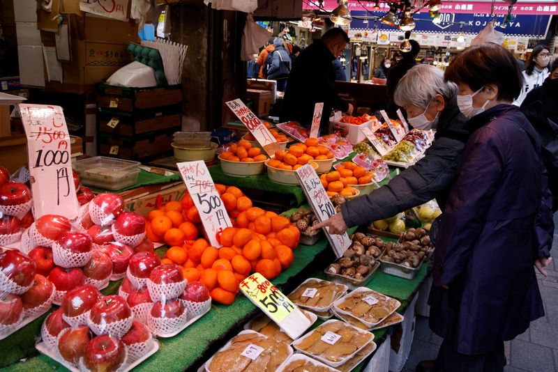 © Reuters. FILE PHOTO: People shop daily necessities at a market in Tokyo, Japan March 3, 2023. REUTERS/Androniki Christodoulou/File Photo