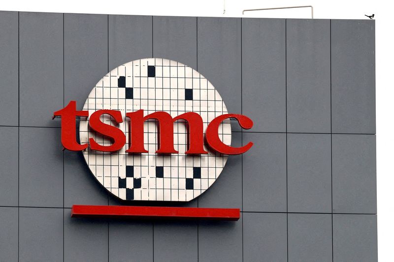 &copy; Reuters. FILE PHOTO: A logo of Taiwanese chip giant TSMC can be seen in Tainan, Taiwan, Dec. 29, 2022. REUTERS/Ann Wang/File Photo
