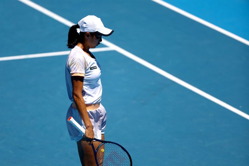 &copy; Reuters. 　女子テニスのアマリッサ・トートは２０日、試合中に相手選手が判定を巡って抗議している際に、ボールマークを足で消して見えなくした行為に及んだことについて謝罪した。写真は相手