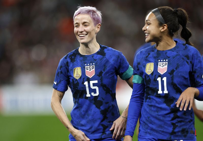 © Reuters. FILE PHOTO: Soccer Football - International Women's Friendly - England v United States - Wembley Stadium, London, Britain - October 7, 2022 Megan Rapinoe and Sophia Smith of the U.S. before the match Action Images via Reuters/Peter Cziborra/File Photo