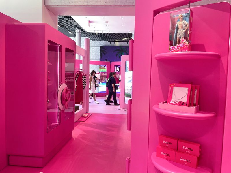 &copy; Reuters. Shoppers browse Barbie-themed merchandise during the Barbie pop-up in Zara's Soho store in New York City, U.S. July 20, 2023. REUTERS/Arriana McLymore