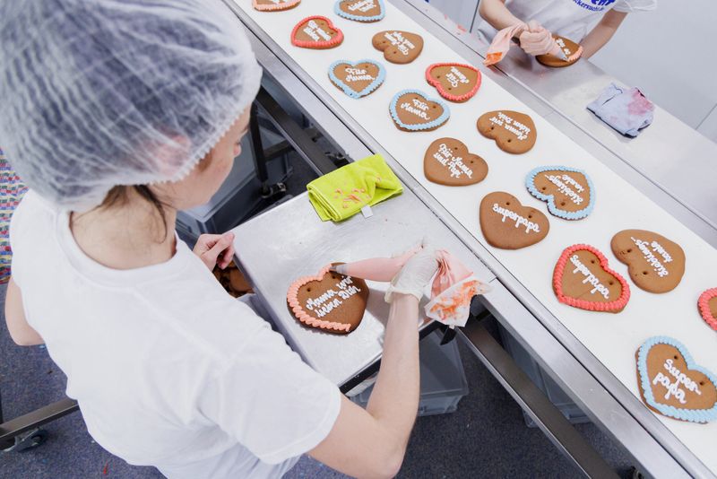 &copy; Reuters. FILE PHOTO: Maria, a refugee from Mykolaiv in Ukraine, decorates gingerbread Oktoberfest hearts at the 'Zuckersucht' bakery in Aschheim near Munich, Germany, May 18, 2022. REUTERS/Lukas Barth/File Photo