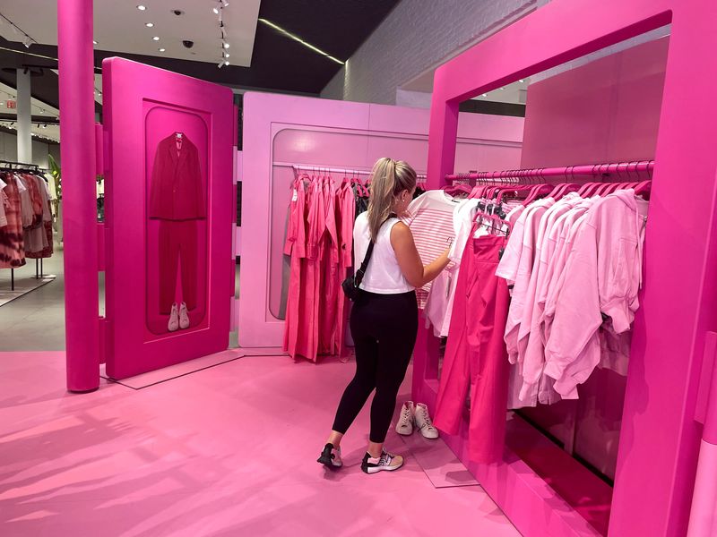 © Reuters. A shopper browses Barbie-themed merchandise during the Barbie pop-up in Zara's Soho store in New York City, U.S. July 20, 2023. REUTERS/Arriana McLymore