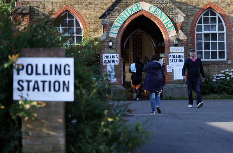 &copy; Reuters. 　７月２０日行われた３選挙区の下院補選で、英与党保守党は２議席を失った。写真は２０日、アクスブリッジで撮影（２０２３年　ロイター/Suzanne Plunkett）