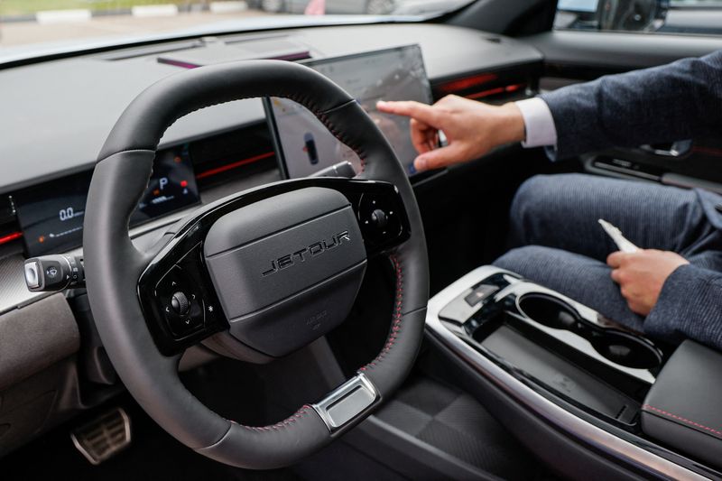 &copy; Reuters. Le logo du constructeur automobile chinois Jetour sur le volant d'une voiture chez le concessionnaire Keyauto à Lyubertsy, dans la région de Moscou, en Russie. /Photo prise le 12 juillet 2023/REUTERS/Maxim Shemetov