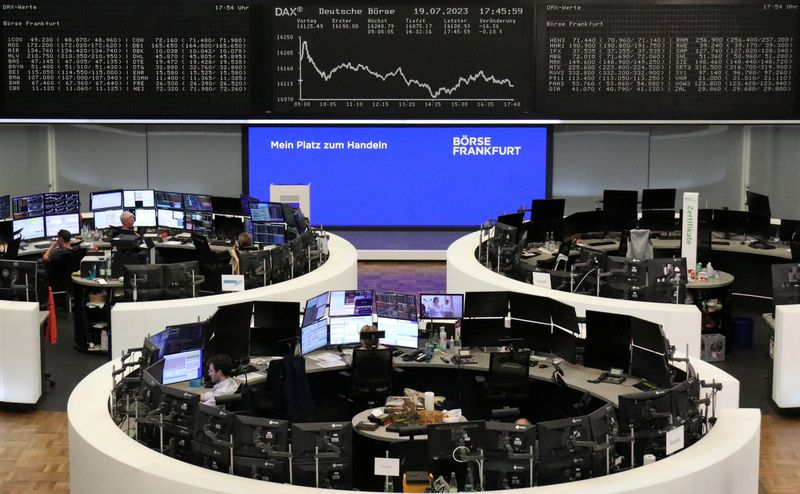&copy; Reuters. لوحة إلكترونية تعرض مؤشر داكس الألماني في بورصة فرانكفورت بألمانيا يوم 19 يوليو تموز 2023. تصوير: رويترز.