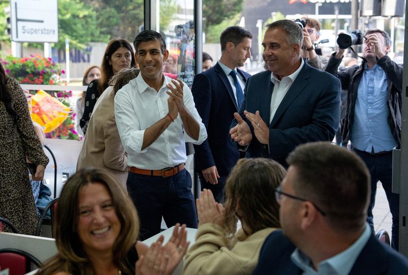 © Reuters. UXBRIDGE, ENGLAND - JULY 21: Prime Minister Rishi Sunak visits Uxbridge to congratulate Conservative Party candidate, Steve Tuckwell, after he won the Uxbridge and South Ruislip by-election, on July 21, 2023 in Uxbridge, Britain. Carl Court/Pool via REUTERS