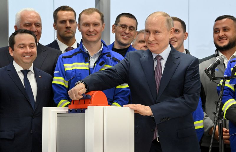 © Reuters. Russian President Vladimir Putin launches the first natural gas liquefaction line on a gravity-type base for the Arctic LNG-2 project as he visits the Novatek-Murmansk's Offshore Superfacility Construction Center in the village of Belokamenka, Murmansk region, Russia July 20, 2023. Sputnik/Alexander Kazakov/Kremlin via REUTERS