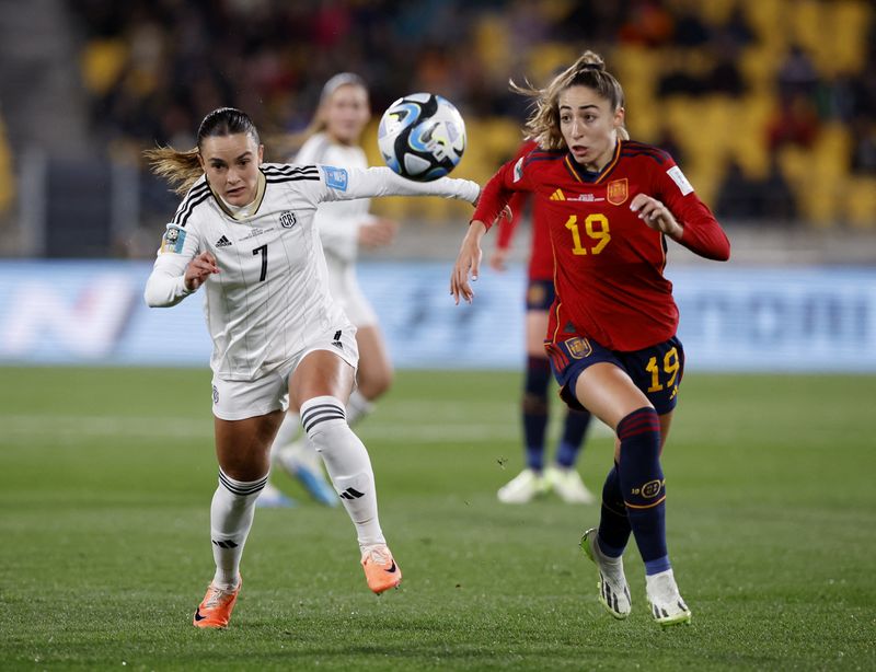 &copy; Reuters. Fútbol - Copa Mundial Femenina de la FIFA Australia y Nueva Zelanda 2023 - Grupo C - España - Costa Rica - Wellington Regional Stadium, Wellington, Nueva Zelanda - 21 de julio de 2023 - La española Olga Carmona en acción con la costarricense Melissa H