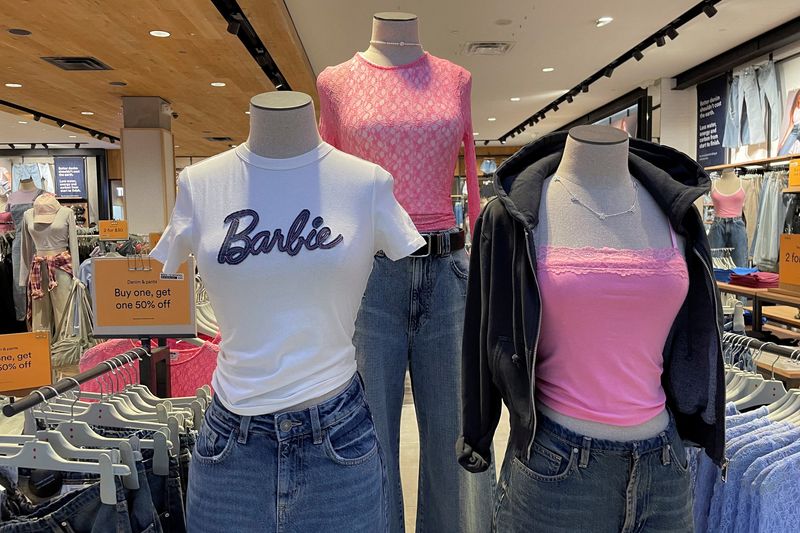 &copy; Reuters. Des marchandises sur le thème de Barbie sont exposées dans un centre commercial de Glendale, en Californie, aux États-Unis. /Photo prise le 17 juillet 2023/REUTERS/Lisa Richwine
