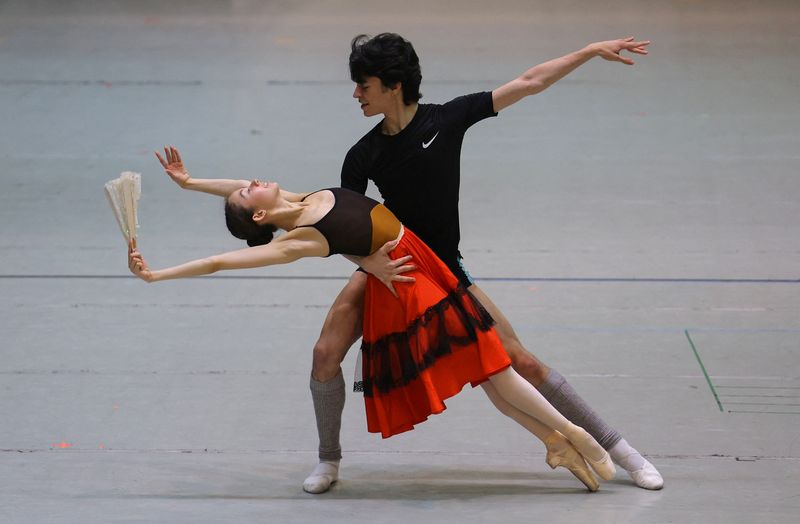 &copy; Reuters. راقصان في مسرح البولشوي يشاركان بالرقص خلال تدريب لعرض باليه في موسكو يوم 12 يوليو تموز 2023. تصوير: يفجينيا نوفوجينينا -رويترز.