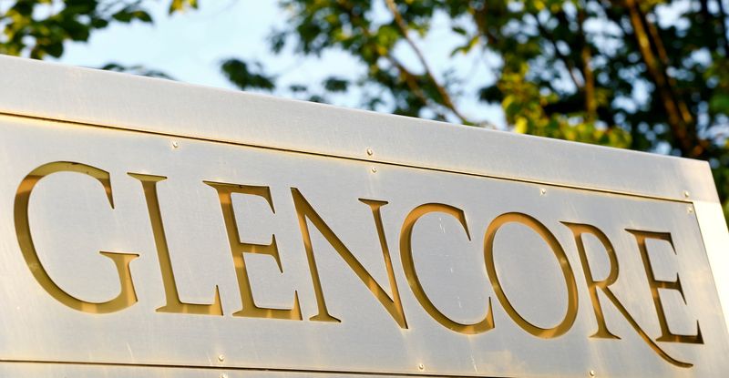 &copy; Reuters. FOTO DE ARCHIVO: El logotipo del comerciante de materias primas Glencore aparece frente a la sede de la empresa en Baar, Suiza. 18 de julio, 2017. REUTERS/Arnd Wiegmann/Archivo