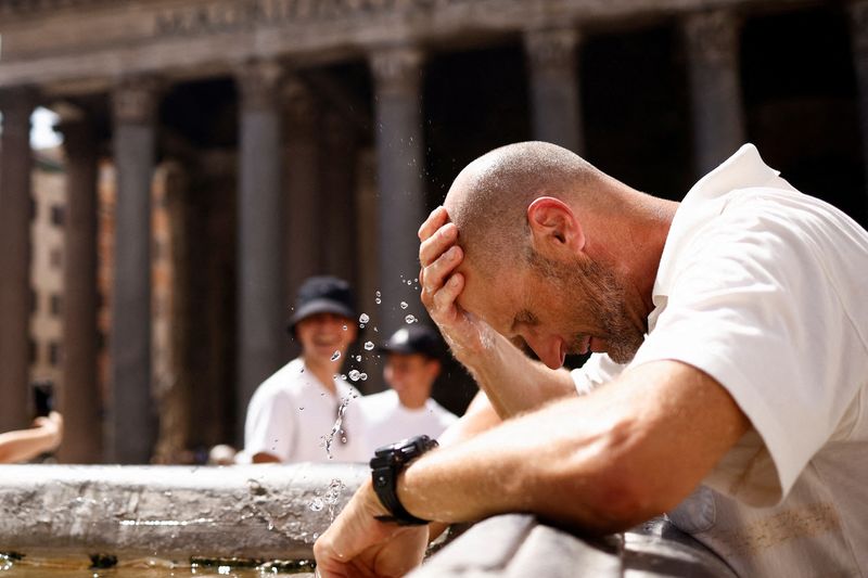 &copy; Reuters. Un ressortissant canadien se rafraîchit à une fontaine près du Panthéon, à Rome, en Italie. /Photo prise le 19 juillet 2023/REUTERS/Guglielmo Mangiapane
