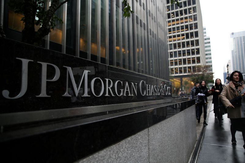 &copy; Reuters. FOTO DE ARCHIVO. La marca de JP Morgan Chase Bank se ve frente a la torre de su sede en Manhattan, Nueva York, EEUU, 13 de noviembre de 2017. REUTERS/Amr Alfiky