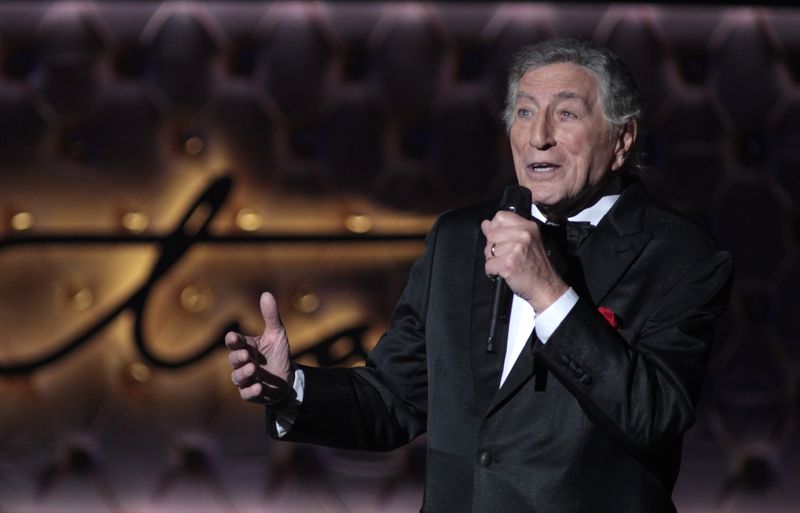 © Reuters. FILE PHOTO: Singer Tony Bennett performs during Sinatra 100 - An All-Star Grammy Concert in Las Vegas, Nevada December 2, 2015. The star-studded tribute was held to mark the would be 100th birthday of legendary performer Frank Sinatra on December 12.    REUTERS/Steve Marcus/File Photo