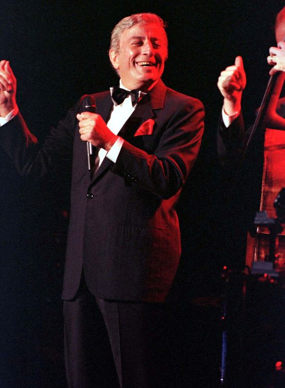 &copy; Reuters. FILE PHOTO: American singer Tony Bennett chant May 10 during his concert at Belem Cultural Center of Lisbon, Portugal May 8, 1996.  Bennet, seventy old year, started May 10 his European Tour. REUTERS/Jose Manuel Ribeiro./File Photo