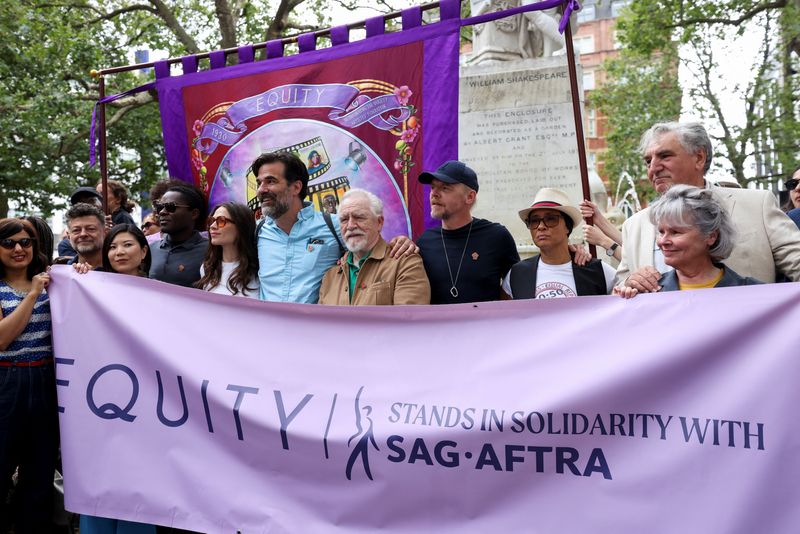 &copy; Reuters. Actors Brian Cox, Jim Carter, Imelda Staunton, Andy Serkis and Simon Pegg join demonstrators at the Equity rally in Leicester Square, in solidarity with the SAG-AFTRA strikes, London, Britain, July 21, 2023. REUTERS/Hollie Adams