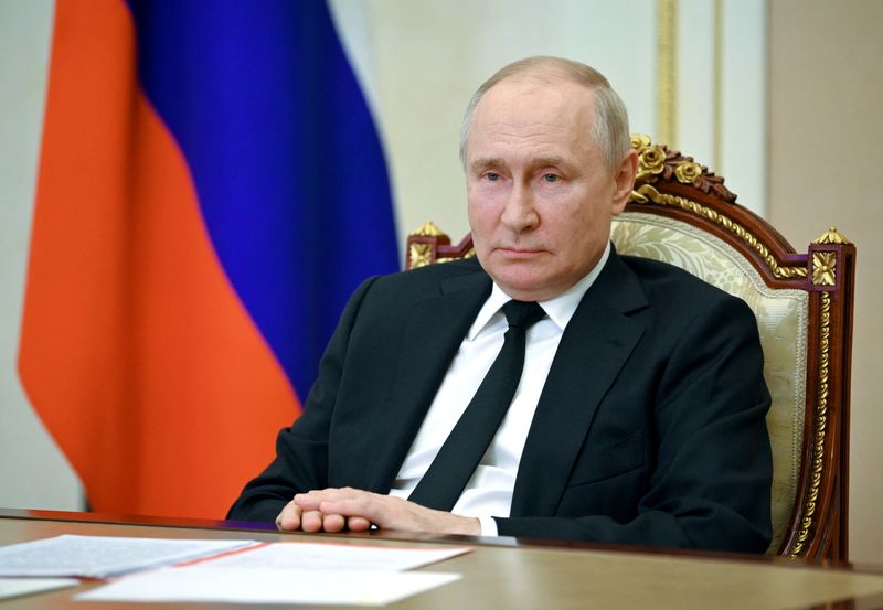 &copy; Reuters. الرئيس الروسي فلاديمير بوتين يترأس اجتماعا لمجلس الأمن الروسي عبر الفيديو من موسكو يوم الجمعة. صورة حصلت عليها رويترز من وكالة سبوتنيك للأن