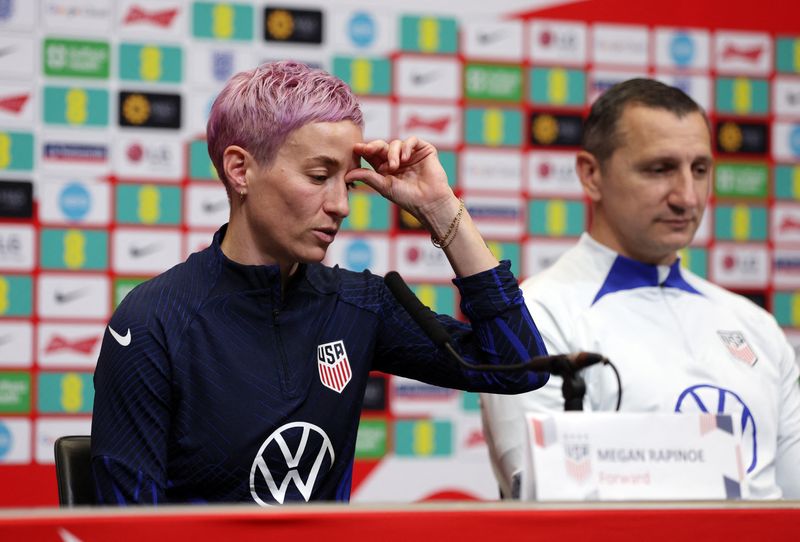 &copy; Reuters. Megan Rapinoe e o técnico Vlatko Andonovski, da seleção feminina de futebol dos EUA, durante a coletiva de imprensa após amistoso em Londres, Reino Unido
06/10/2022 
Action Images via Reuters/Paul Childs