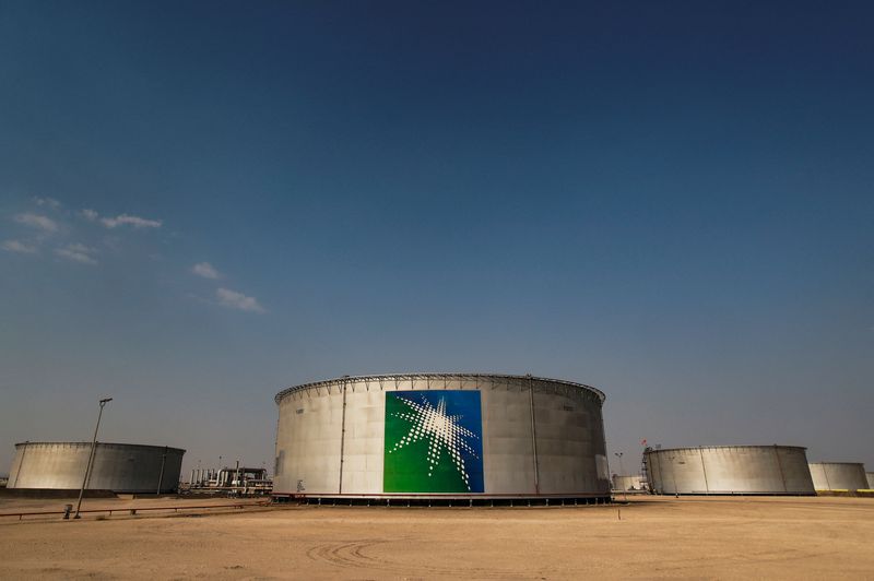 &copy; Reuters. FOTO DE ARCHIVO. Una vista muestra tanques de petróleo en las instalaciones petroleras de Saudi Aramco en Abqaiq, Arabia Saudita, el 12 de octubre de 2019. REUTERS/Maxim Shemetov