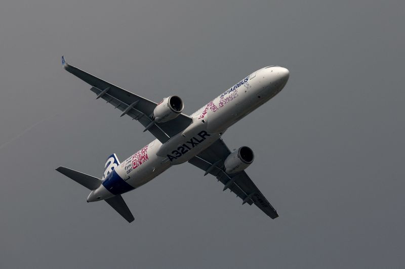 &copy; Reuters. FILE PHOTO: An Airbus A321XLR Neo passenger aircraft performs a flying display at the 54th International Paris Airshow at Le Bourget Airport near Paris, France, June 19, 2023. REUTERS/Benoit Tessier/File Photo