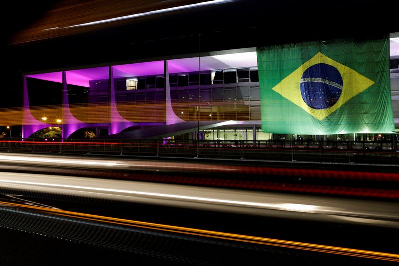 &copy; Reuters. FOTO DE ARCHIVO: Vista de una bandera brasileña gigante colocada en el Palacio de Planalto en Brasilia, Brasil. 14 de octubre, 2022. REUTERS/Ueslei Marcelino