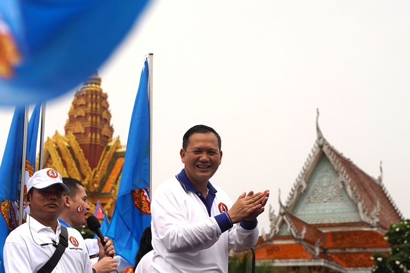 &copy; Reuters. هون مانييه الابن الأكبر لرئيس وزراء كمبوديا هون سين يحضر انتخابات الحزب الحاكم يوم الجمعة في فنومبينه تمهيدا لانتخابات عامة في البلاد. تصوي