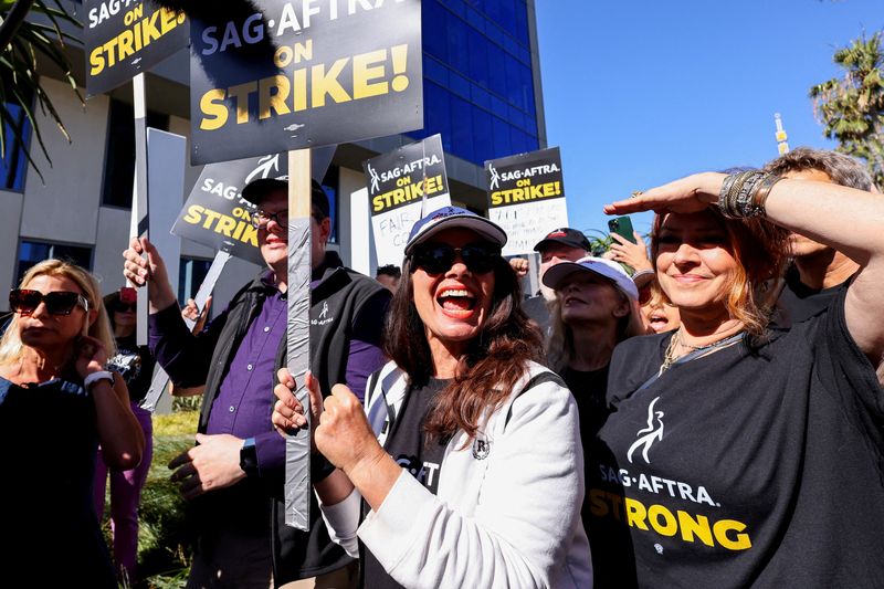&copy; Reuters. FILE PHOTO: SAG-AFTRA union President Fran Drescher and Duncan Crabtree-Ireland, SAG-AFTRA National Executive Director and Chief Negotiator, demonstrate as SAG-AFTRA actors join the Writers Guild of America (WGA) in a strike against the Hollywood studios,