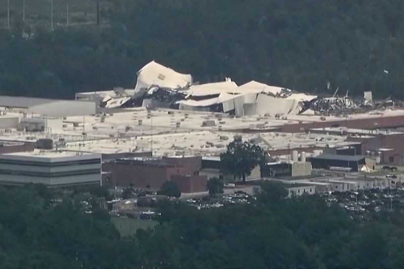 &copy; Reuters. The roof of a Pfizer facility shows heavy damage after a tornado passed the area in Rocky Mount, North Carolina, U.S. July 19, 2023.  ABC Affiliate WTVD via REUTERS