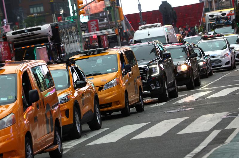 © Reuters. FILE PHOTO: Vehicles sit in a line of traffic in Times Square in Manhattan in New York City, U.S., June 27, 2023. REUTERS/Mike Segar/File Photo