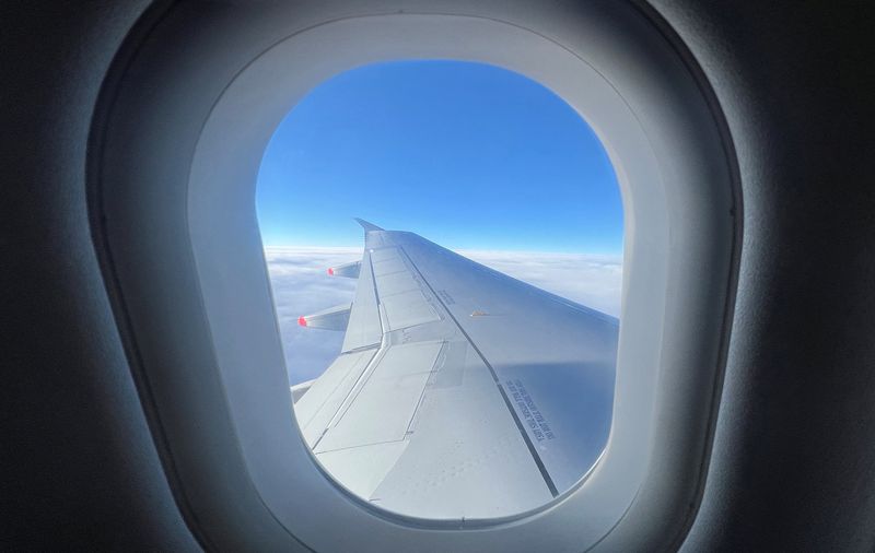 &copy; Reuters. Vue depuis l'intérieur d'un Airbus A319 lors d'un vol de Londres à Varsovie. /Photo prise le 22 mars 2023/REUTERS/Toby Melville