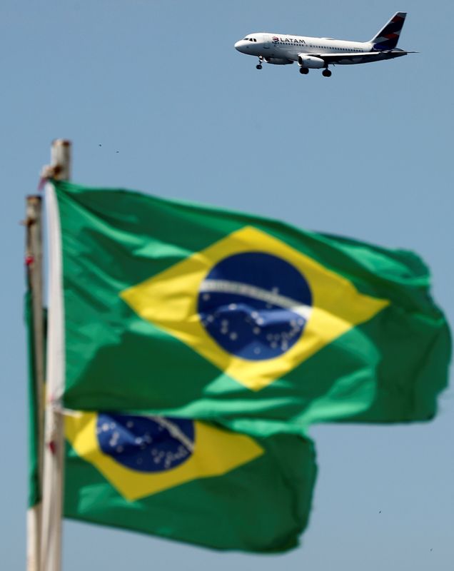 &copy; Reuters. Avião se prepara para pousar no aeroporto Santos Dumont, no Rio de Janeiro
16/03/2020
REUTERS/Sergio Moraes