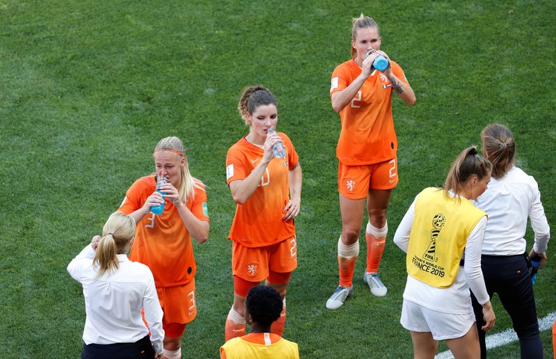 &copy; Reuters. Jogadoras da Holanda bebem água durante jogo contra a Itália na Copa da França
29/06/2019
REUTERS/Bernadett Szabo