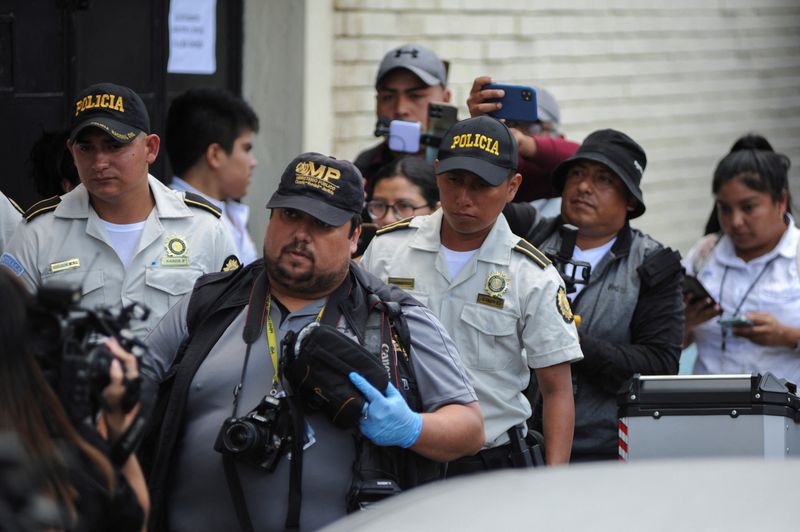 &copy; Reuters. Policiais e membros da Procuradoria-Geral da Guatemala fazem operação de busca e apreensão na sede do partido Semilla, na Cidade da Guatemala
21/07/2023
REUTERS/Cristina Chiquin