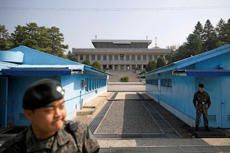 &copy; Reuters. Soldados sul-coreanos montam guarda no vilarejo de Panmunjom, dentro da zona desmilitarizada (DMZ) que separa as duas Coreias
01/05/2019
REUTERS/Kim Hong-Ji