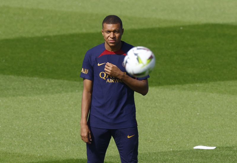 &copy; Reuters. Kylian Mbappé participa de treino do PSG
20/07/2023
REUTERS/Gonzalo Fuentes