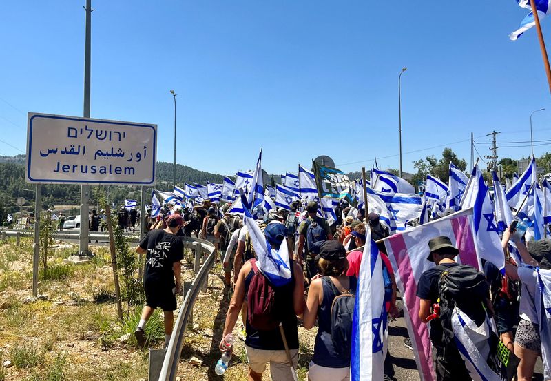 &copy; Reuters. Protesters march in demonstration against Israeli Prime Minister Benjamin Netanyahu and his nationalist coalition government's judicial overhaul, at the entrance to Jerusalem, near Motza, July 22, 2023 REUTERS/Dan Williams     