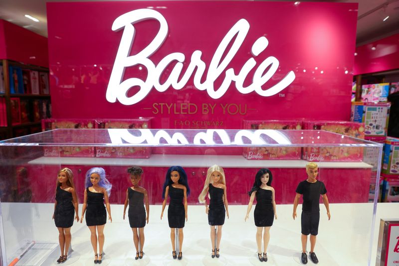 &copy; Reuters. FILE PHOTO: Barbie dolls, a brand owned by Mattel, are seen at the FAO Schwarz toy store in Manhattan, New York City, U.S., November 24, 2021. REUTERS/Andrew Kelly/ File Photo
