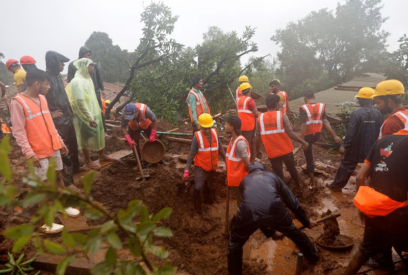 &copy; Reuters. أعضاء بفرق إنقاذ يرفعون الأنقاض للبحث عن ناجين عقب انهيار أرضي بعد هطول أمطار غزيرة في ولاية مهاراشترا‭‭  غربي الهند يوم 20 يوليو تموز 2023. تص