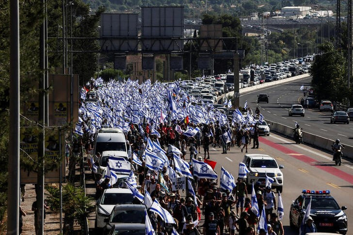 &copy; Reuters. Miles de personas se manifiestan contra la reforma judicial propuesta por el gobierno israelí, en una marcha desde Tel Aviv a Jerusalén a su paso por Beit Zaeit. 22 julio 2023. REUTERS/Ronen Zvulun