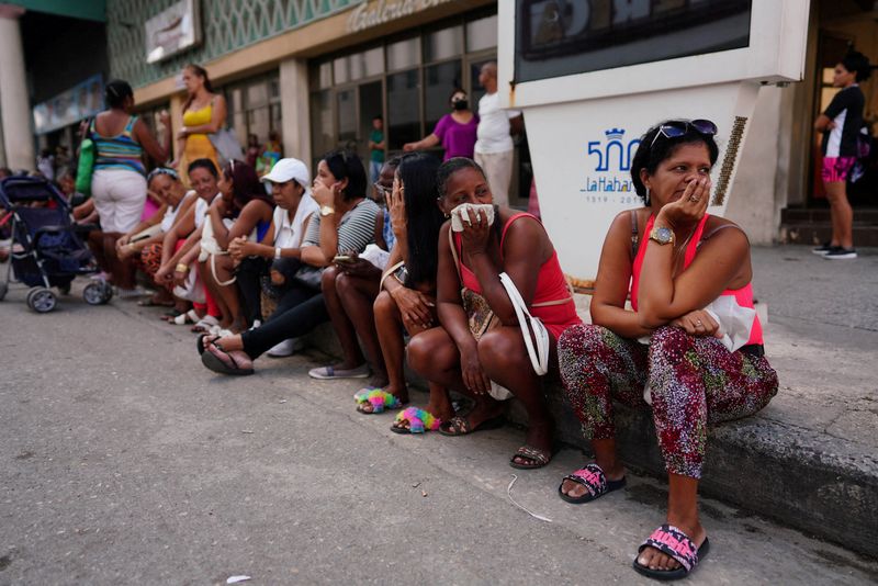 &copy; Reuters. FILE PHOTO: People wait in line to enter a store in downtown Havana, Cuba, October 3, 2022. REUTERS/Alexandre Meneghini/File Photo