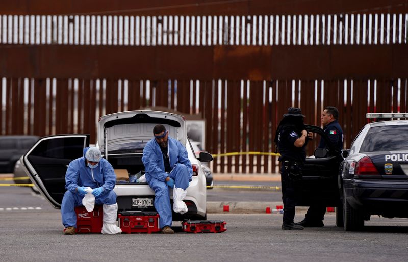 &copy; Reuters. Forensic technicians prepare to work at a scene where a man threw a Molotov cocktail bomb after being kicked out of a bar for bad behavior, leaving several victims, according to the Sonora state authorities, in San Luis Rio Colorado, Mexico July 22, 2023.