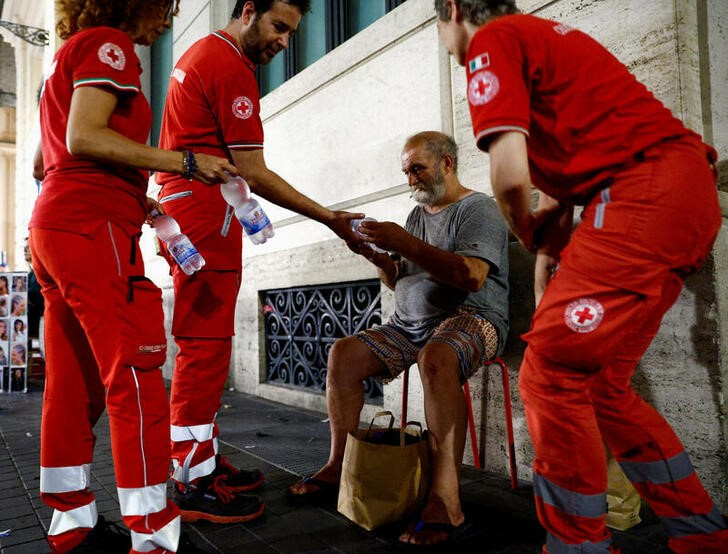 &copy; Reuters. Trabajadores de la Cruz Roja entregan agua a un sintecho en Roma, Italia. 21 julio 2023. REUTERS/Guglielmo Mangiapane