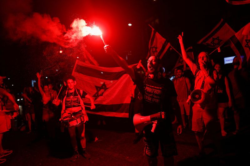 © Reuters. People take part in a demonstration against Israeli Prime Minister Benjamin Netanyahu and his nationalist coalition government's judicial overhaul, in Tel Aviv, Israel, July 22, 2023. REUTERS/Corinna Kern