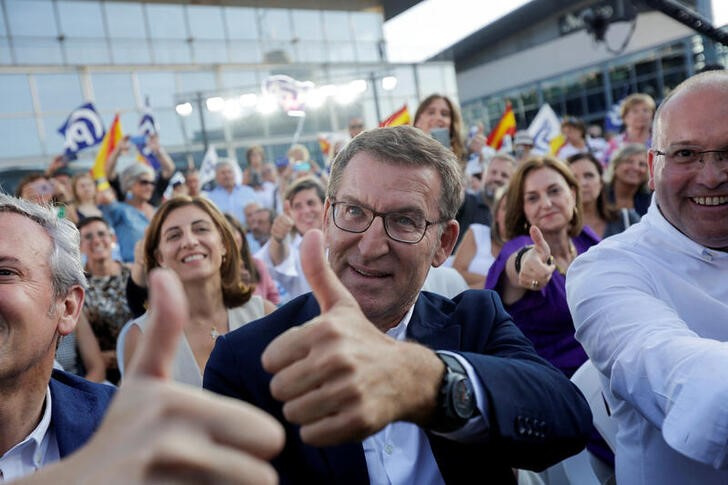 &copy; Reuters. El líder del opositor Partido Popular, Alberto Núñez Feijóo, gesticula durante el mitin de cierre de campaña en La Coruña, España. 21 julio 2023 REUTERS/Miguel Vidal